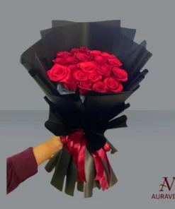Hand Bouquets – Medium Red Roses in Black